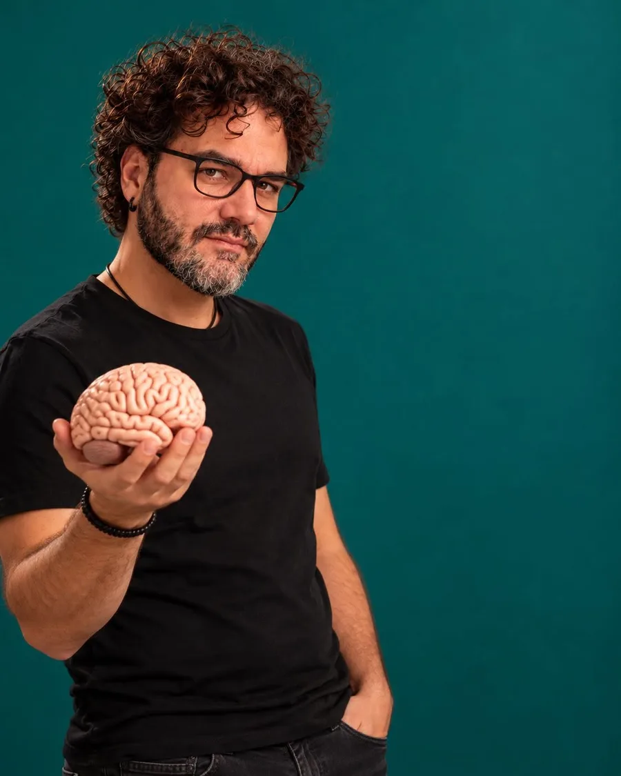 Nino Amato tiene in mano un modello di cervello: il Second Brain aziendale